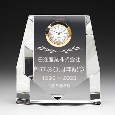 周年記念品のクリスタル楯（盾）時計付き