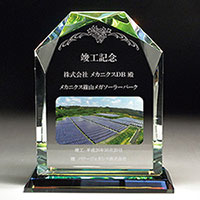 完成記念品のフルカラー写真入りクリスタル楯(ダイヤカットアーチ型)
