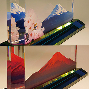 フルカラー絵柄入りクリスタル楯（盾）ダイヤカットアーチ型の「富士山と桜」と「赤富士」