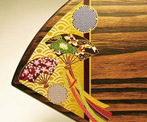 木製楯（盾）の記念品、木の楯（盾）和柄：扇と雪輪